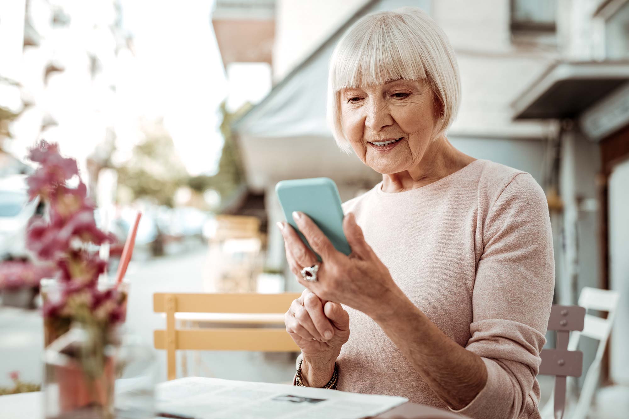 Ältere Dame mit Smartphone